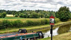 Narrowboat at Weedon